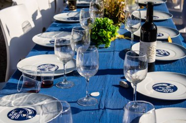 Tel Aviv, İsrail, 24 Şubat 2024 Rehine Meydanı Tel Aviv Sanat Müzesi önünde insanların Gazze Şeridi 'nde Hamas tarafından kaçırılıp esir tutulanların anısına toplandığı yer.