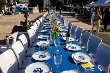 Tel Aviv, İsrail, 24 Şubat 2024 Rehine Meydanı Tel Aviv Sanat Müzesi önünde insanların Gazze Şeridi 'nde Hamas tarafından kaçırılıp esir tutulanların anısına toplandığı yer.