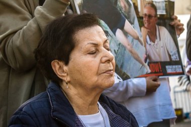 Tel Aviv, İsrail, 24 Şubat 2024 Rehinelerin aileleri bu cumartesi Hamas 'ın tutsaklarının anısına toplanan Rehineler Meydanı' ndaki Şabat törenine katıldılar.