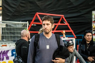 Tel Aviv, İsrail, 24 Şubat 2024 Rehinelerin aileleri bu cumartesi Hamas 'ın tutsaklarının anısına toplanan Rehineler Meydanı' ndaki Şabat törenine katıldılar.