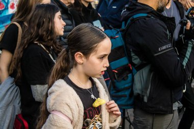 Tel Aviv, İsrail, 24 Şubat 2024 Rehinelerin aileleri bu cumartesi Hamas 'ın tutsaklarının anısına toplanan Rehineler Meydanı' ndaki Şabat törenine katıldılar.