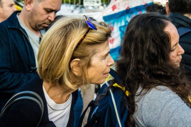 Tel Aviv, İsrail, 24 Şubat 2024 Rehinelerin aileleri bu cumartesi Hamas 'ın tutsaklarının anısına toplanan Rehineler Meydanı' ndaki Şabat törenine katıldılar.