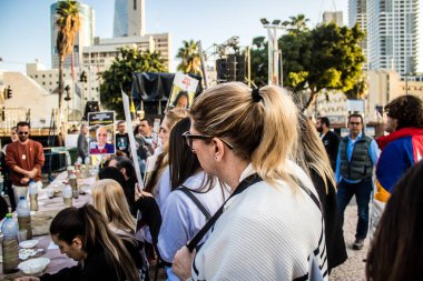 Tel Aviv, İsrail, 24 Şubat 2024 Rehinelerin aileleri bu cumartesi Hamas 'ın tutsaklarının anısına toplanan Rehineler Meydanı' ndaki Şabat törenine katıldılar.