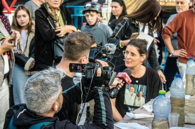 Tel Aviv, İsrail, 24 Şubat 2024 Rehinelerin aileleri bu cumartesi Hamas 'ın tutsaklarının anısına toplanan Rehineler Meydanı' ndaki Şabat törenine katıldılar.