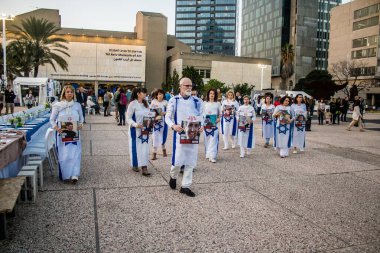 Tel Aviv, İsrail, 24 Şubat 2024 Rehineler Meydanı 'nda insanların Hamas tarafından kaçırılıp esir tutulanların anısına toplandığı Tel Aviv Sanat Müzesi önünde sanatsal performans