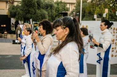 Tel Aviv, İsrail, 24 Şubat 2024 Rehineler Meydanı 'nda insanların Hamas tarafından kaçırılıp esir tutulanların anısına toplandığı Tel Aviv Sanat Müzesi önünde sanatsal performans