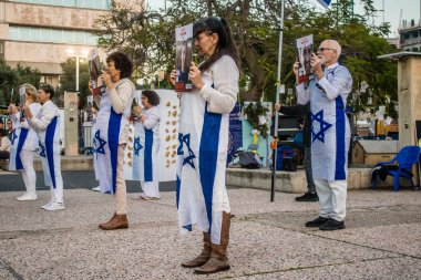 Tel Aviv, İsrail, 24 Şubat 2024 Rehineler Meydanı 'nda insanların Hamas tarafından kaçırılıp esir tutulanların anısına toplandığı Tel Aviv Sanat Müzesi önünde sanatsal performans