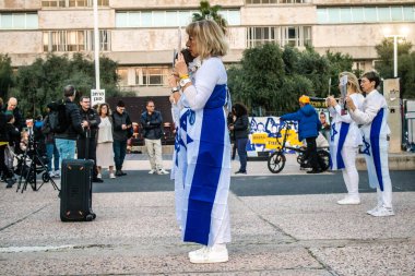 Tel Aviv, İsrail, 24 Şubat 2024 Rehineler Meydanı 'nda insanların Hamas tarafından kaçırılıp esir tutulanların anısına toplandığı Tel Aviv Sanat Müzesi önünde sanatsal performans