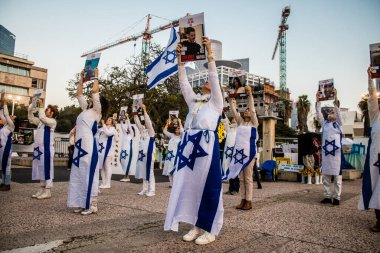 Tel Aviv, İsrail, 24 Şubat 2024 Rehineler Meydanı 'nda insanların Hamas tarafından kaçırılıp esir tutulanların anısına toplandığı Tel Aviv Sanat Müzesi önünde sanatsal performans