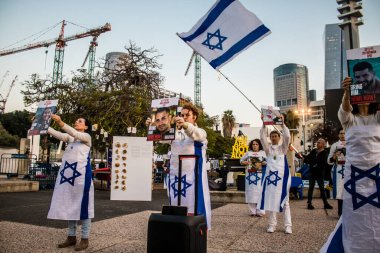 Tel Aviv, İsrail, 24 Şubat 2024 Rehineler Meydanı 'nda insanların Hamas tarafından kaçırılıp esir tutulanların anısına toplandığı Tel Aviv Sanat Müzesi önünde sanatsal performans