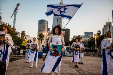 Tel Aviv, İsrail, 24 Şubat 2024 Rehineler Meydanı 'nda insanların Hamas tarafından kaçırılıp esir tutulanların anısına toplandığı Tel Aviv Sanat Müzesi önünde sanatsal performans