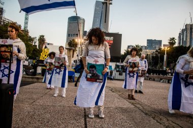 Tel Aviv, İsrail, 24 Şubat 2024 Rehineler Meydanı 'nda insanların Hamas tarafından kaçırılıp esir tutulanların anısına toplandığı Tel Aviv Sanat Müzesi önünde sanatsal performans