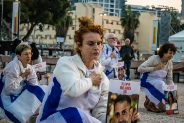 Tel Aviv, İsrail, 24 Şubat 2024 Rehineler Meydanı 'nda insanların Hamas tarafından kaçırılıp esir tutulanların anısına toplandığı Tel Aviv Sanat Müzesi önünde sanatsal performans