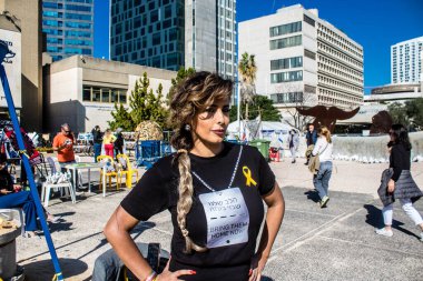 Tel Aviv, İsrail, 21 Şubat 2024 Rehineler Meydanı 'ndaki Tel Aviv Sanat Müzesi' nin önünde insanların Hamas tarafından kaçırılıp esir tutulanların anısına toplandığı bir yer.