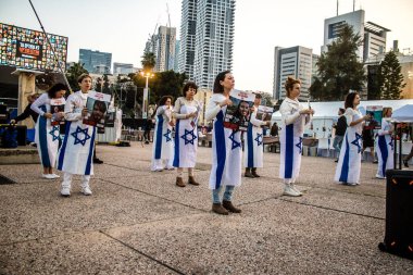 Tel Aviv, İsrail, 24 Şubat 2024 Rehineler Meydanı 'nda insanların Hamas tarafından kaçırılıp esir tutulanların anısına toplandığı Tel Aviv Sanat Müzesi önünde sanatsal performans