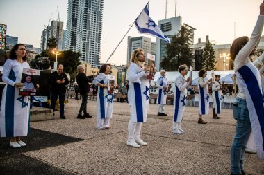 Tel Aviv, İsrail, 24 Şubat 2024 Rehineler Meydanı 'nda insanların Hamas tarafından kaçırılıp esir tutulanların anısına toplandığı Tel Aviv Sanat Müzesi önünde sanatsal performans