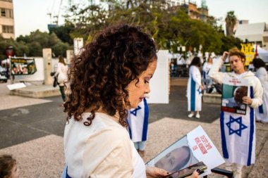 Tel Aviv, İsrail, 24 Şubat 2024 Rehineler Meydanı 'nda insanların Hamas tarafından kaçırılıp esir tutulanların anısına toplandığı Tel Aviv Sanat Müzesi önünde sanatsal performans