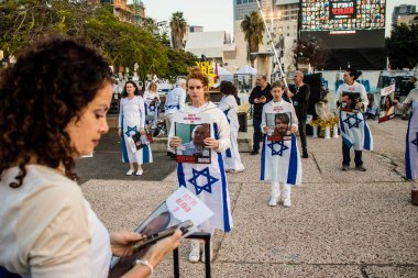 Tel Aviv, İsrail, 24 Şubat 2024 Rehineler Meydanı 'nda insanların Hamas tarafından kaçırılıp esir tutulanların anısına toplandığı Tel Aviv Sanat Müzesi önünde sanatsal performans