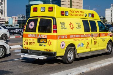 Tel Aviv, İsrail, 25 Şubat 2024 İsrail ambulansı İsrail 'in simgesel ve simgesel bir şehri olan Tel Aviv sokaklarında ilerliyor.