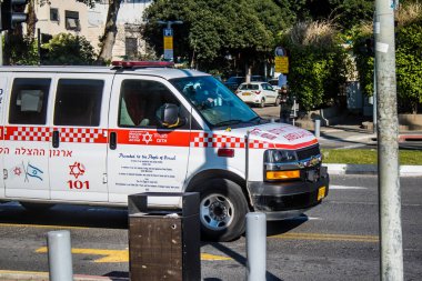 Tel Aviv, İsrail, 25 Şubat 2024 İsrail ambulansı İsrail 'in simgesel ve simgesel bir şehri olan Tel Aviv sokaklarında ilerliyor.