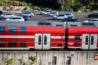 Tel Aviv, İsrail, 25 Şubat 2024 Tel Aviv 'i Kudüs' e bağlayan tren tüm büyük şehirleri birbirine bağlayan modern ve verimli bir demiryolu ağı ile donatılmıştır.