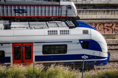 Tel Aviv, İsrail, 25 Şubat 2024 Tel Aviv 'i Kudüs' e bağlayan tren tüm büyük şehirleri birbirine bağlayan modern ve verimli bir demiryolu ağı ile donatılmıştır.