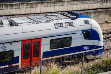 Tel Aviv, İsrail, 25 Şubat 2024 Tel Aviv 'i Kudüs' e bağlayan tren tüm büyük şehirleri birbirine bağlayan modern ve verimli bir demiryolu ağı ile donatılmıştır.