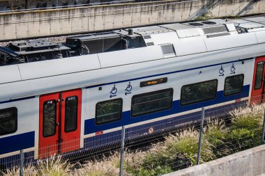 Tel Aviv, İsrail, 25 Şubat 2024 Tel Aviv 'i Kudüs' e bağlayan tren tüm büyük şehirleri birbirine bağlayan modern ve verimli bir demiryolu ağı ile donatılmıştır.