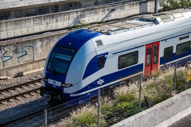 Tel Aviv, İsrail, 25 Şubat 2024 Tel Aviv 'i Kudüs' e bağlayan tren tüm büyük şehirleri birbirine bağlayan modern ve verimli bir demiryolu ağı ile donatılmıştır.