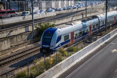 Tel Aviv, İsrail, 25 Şubat 2024 Tel Aviv 'i Kudüs' e bağlayan tren tüm büyük şehirleri birbirine bağlayan modern ve verimli bir demiryolu ağı ile donatılmıştır.