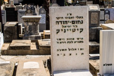 Tel Aviv, İsrail, 26 Şubat 2024 Trumpeldor Mezarlığı, Tel Aviv 'de bulunan tarihi bir mezarlıktır. Mezarlıkta yaklaşık 5000 mezar var.