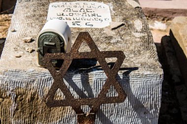 Tel Aviv, İsrail, 26 Şubat 2024 Trumpeldor Mezarlığı, Tel Aviv 'de bulunan tarihi bir mezarlıktır. Mezarlıkta yaklaşık 5000 mezar var.