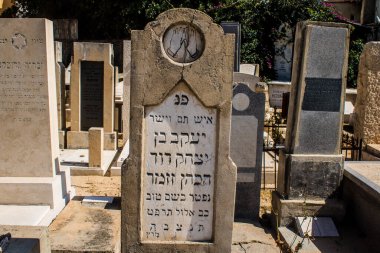 Tel Aviv, İsrail, 26 Şubat 2024 Trumpeldor Mezarlığı, Tel Aviv 'de bulunan tarihi bir mezarlıktır. Mezarlıkta yaklaşık 5000 mezar var.