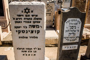 Tel Aviv, İsrail, 26 Şubat 2024 Trumpeldor Mezarlığı, Tel Aviv 'de bulunan tarihi bir mezarlıktır. Mezarlıkta yaklaşık 5000 mezar var.