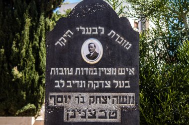 Tel Aviv, İsrail, 26 Şubat 2024 Trumpeldor Mezarlığı, Tel Aviv 'de bulunan tarihi bir mezarlıktır. Mezarlıkta yaklaşık 5000 mezar var.