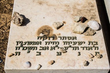 Tel Aviv, İsrail, 26 Şubat 2024 Trumpeldor Mezarlığı, Tel Aviv 'de bulunan tarihi bir mezarlıktır. Mezarlıkta yaklaşık 5000 mezar var.