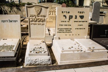 Tel Aviv, İsrail, 26 Şubat 2024 Trumpeldor Mezarlığı, Tel Aviv 'de bulunan tarihi bir mezarlıktır. Mezarlıkta yaklaşık 5000 mezar var.