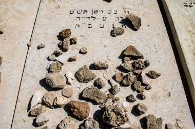 Tel Aviv, İsrail, 26 Şubat 2024 Trumpeldor Mezarlığı, Tel Aviv 'de bulunan tarihi bir mezarlıktır. Mezarlıkta yaklaşık 5000 mezar var.