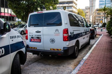 Tel Aviv, İsrail, 26 Şubat 2024 İsrail polis arabası İsrail 'in simgesel ve simgesel bir şehri olan Tel Aviv' de sürüyor.