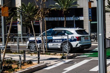 Tel Aviv, İsrail, 26 Şubat 2024 İsrail polis arabası İsrail 'in simgesel ve simgesel bir şehri olan Tel Aviv' de sürüyor.