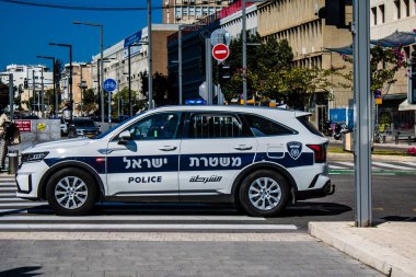 Tel Aviv, İsrail, 26 Şubat 2024 İsrail polis arabası İsrail 'in simgesel ve simgesel bir şehri olan Tel Aviv' de sürüyor.
