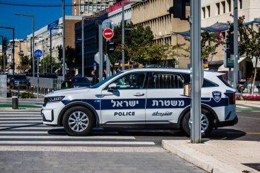 Tel Aviv, İsrail, 26 Şubat 2024 İsrail polis arabası İsrail 'in simgesel ve simgesel bir şehri olan Tel Aviv' de sürüyor.