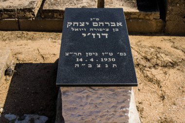 Tel Aviv, İsrail, 26 Şubat 2024 Trumpeldor Mezarlığı, Tel Aviv 'de bulunan tarihi bir mezarlıktır. Mezarlıkta yaklaşık 5000 mezar var.