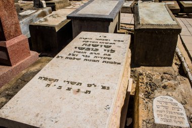 Tel Aviv, İsrail, 26 Şubat 2024 Trumpeldor Mezarlığı, Tel Aviv 'de bulunan tarihi bir mezarlıktır. Mezarlıkta yaklaşık 5000 mezar var.