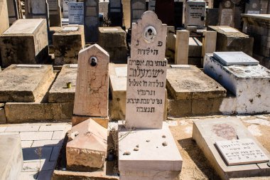 Tel Aviv, İsrail, 26 Şubat 2024 Trumpeldor Mezarlığı, Tel Aviv 'de bulunan tarihi bir mezarlıktır. Mezarlıkta yaklaşık 5000 mezar var.