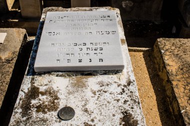 Tel Aviv, İsrail, 26 Şubat 2024 Trumpeldor Mezarlığı, Tel Aviv 'de bulunan tarihi bir mezarlıktır. Mezarlıkta yaklaşık 5000 mezar var.