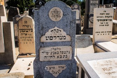 Tel Aviv, İsrail, 26 Şubat 2024 Trumpeldor Mezarlığı, Tel Aviv 'de bulunan tarihi bir mezarlıktır. Mezarlıkta yaklaşık 5000 mezar var.