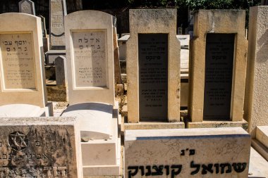 Tel Aviv, İsrail, 26 Şubat 2024 Trumpeldor Mezarlığı, Tel Aviv 'de bulunan tarihi bir mezarlıktır. Mezarlıkta yaklaşık 5000 mezar var.