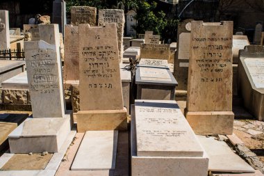 Tel Aviv, İsrail, 26 Şubat 2024 Trumpeldor Mezarlığı, Tel Aviv 'de bulunan tarihi bir mezarlıktır. Mezarlıkta yaklaşık 5000 mezar var.