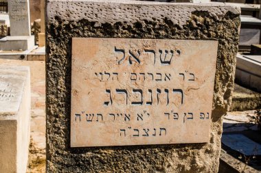 Tel Aviv, İsrail, 26 Şubat 2024 Trumpeldor Mezarlığı, Tel Aviv 'de bulunan tarihi bir mezarlıktır. Mezarlıkta yaklaşık 5000 mezar var.